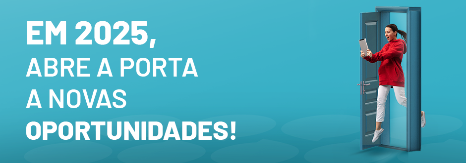 Conclui o 9º Ano e/ou 12º Ano sem abdicares do teu verão. Homem na praia, sentado na sua toalha com um computador no colo, a realizar o Curso de Conclusão do 9ºAno e/ou 12º Ano, à distância e ao seu ritmo