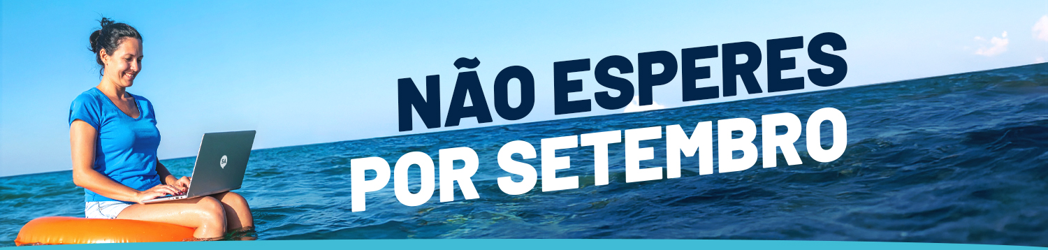 Não esperes por Setembro, conclui o 9º/12ºano. Mulher na praia, sentado nuuma boia com um computador no colo, a realizar o Curso de Conclusão do 9ºAno e/ou 12º Ano, à distância e ao seu ritmo