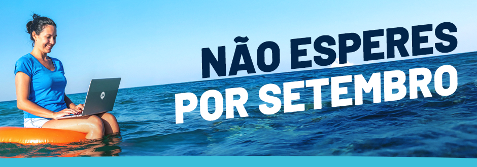 Não esperes por Setembro, conclui o 9º/12ºano. Mulher na praia, sentado nuuma boia com um computador no colo, a realizar o Curso de Conclusão do 9ºAno e/ou 12º Ano, à distância e ao seu ritmo