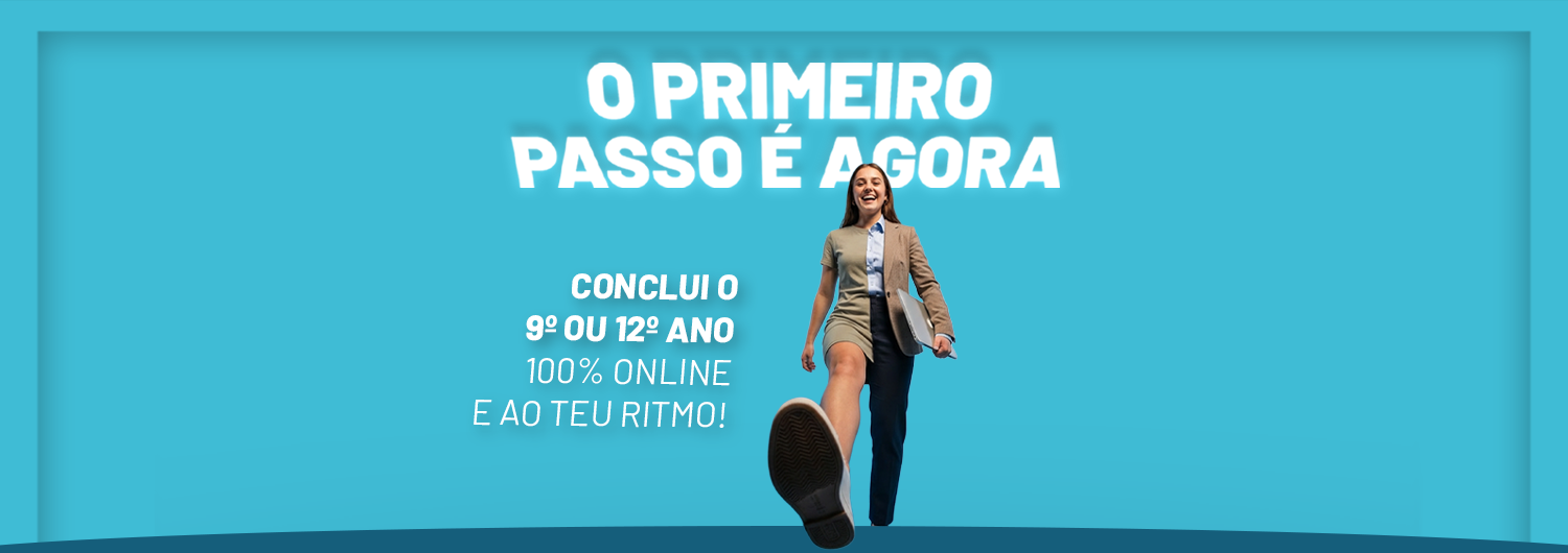 Não esperes por Setembro, conclui o 9º/12ºano. Mulher na praia, sentado nuuma boia com um computador no colo, a realizar o Curso de Conclusão do 9ºAno e/ou 12º Ano, à distância e ao seu ritmo