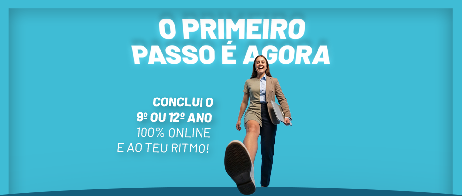 Não esperes por Setembro, conclui o 9º/12ºano. Mulher na praia, sentado nuuma boia com um computador no colo, a realizar o Curso de Conclusão do 9ºAno e/ou 12º Ano, à distância e ao seu ritmo