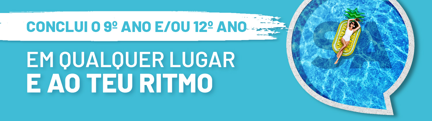 Conclui o 9º Ano e/ou 12º Ano sem abdicares do teu verão. Homem na praia, sentado na sua toalha com um computador no colo, a realizar o Curso de Conclusão do 9ºAno e/ou 12º Ano, à distância e ao seu ritmo