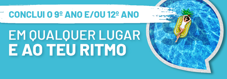 Conclui o 9º Ano e/ou 12º Ano sem abdicares do teu verão. Homem na praia, sentado na sua toalha com um computador no colo, a realizar o Curso de Conclusão do 9ºAno e/ou 12º Ano, à distância e ao seu ritmo